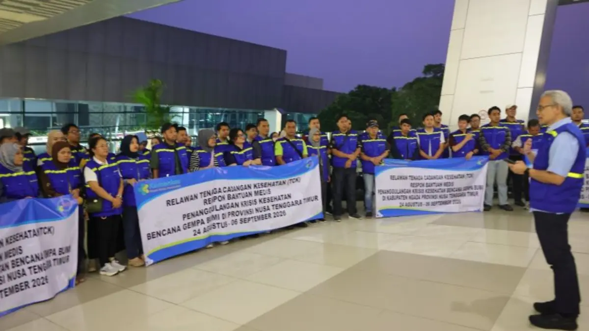 RESPONS CEPAT: Sekretaris Jenderal Kemenkes Kunta Wibawa Dasa Nugraha melepas langsung 206 relawan Tenaga Cadangan Kesehatan (TCK) ke Nusa Tenggara Timur (NTT) di Terminal 3 Bandara Internasional Soekarno-Hatta, Banten, Senin (24/8).&nbsp; (ANTARA)