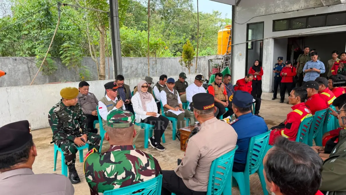 SAMPAIKAN KEBUTUHAN: Dalam pelaksanaan dialog yang digelar Menhut Raja Juli Antoni, Wakil Bupati Berau Gamalis sampaikan kebutuhan untuk mendukung tim pemadam dan relawan pemadam kebakaran. (SENO/BP)