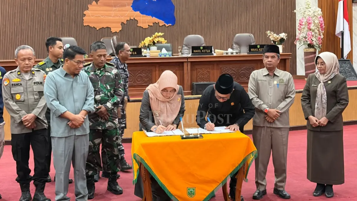SETUJUI RAPERDA: Rapat paripurna DPRD Berau membahas persetujuan empat Raperda menjadi Perda di Gedung DPRD Berau, Rabu (26/8). (IZZA/BP)