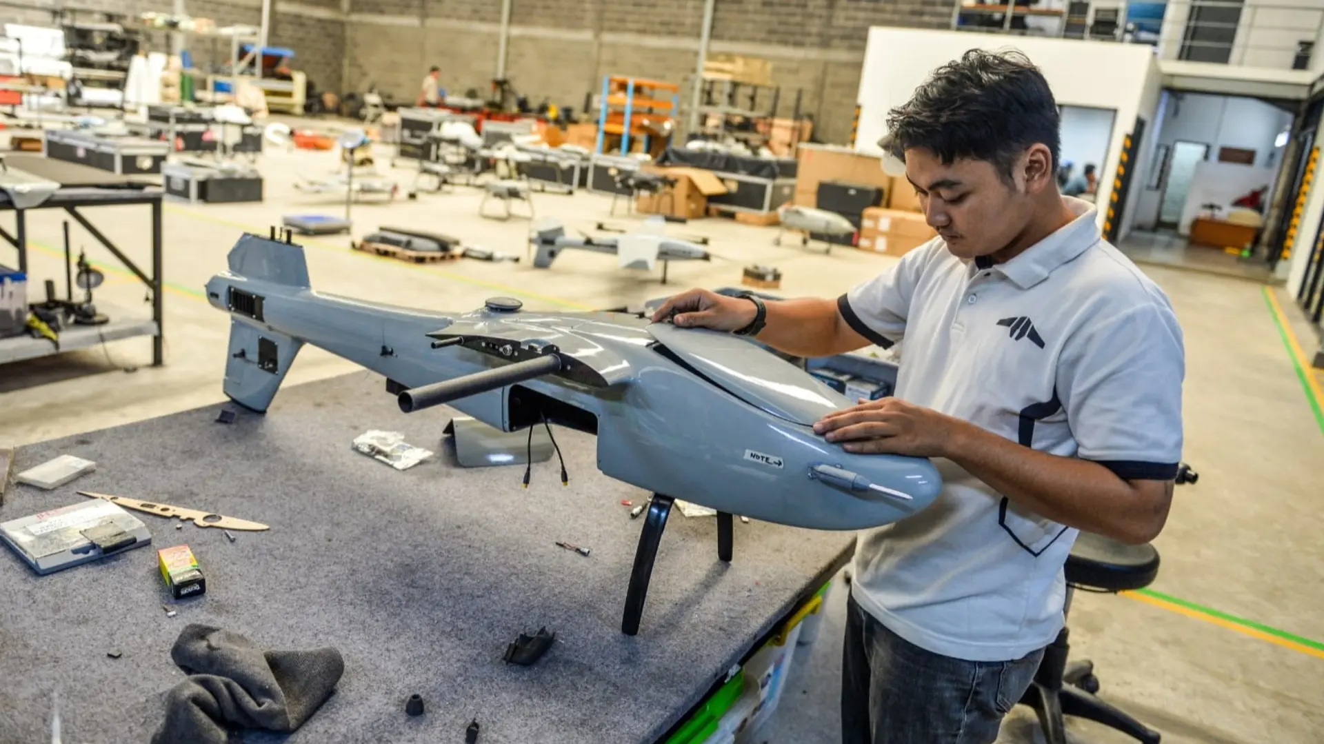 TEKNOLOGI: Pekerja menyelesaikan produksi pesawat tanpa awak atau drone di fasilitas produksi BETA-UAS, Katapang, Kabupaten Bandung. (ANTARA)