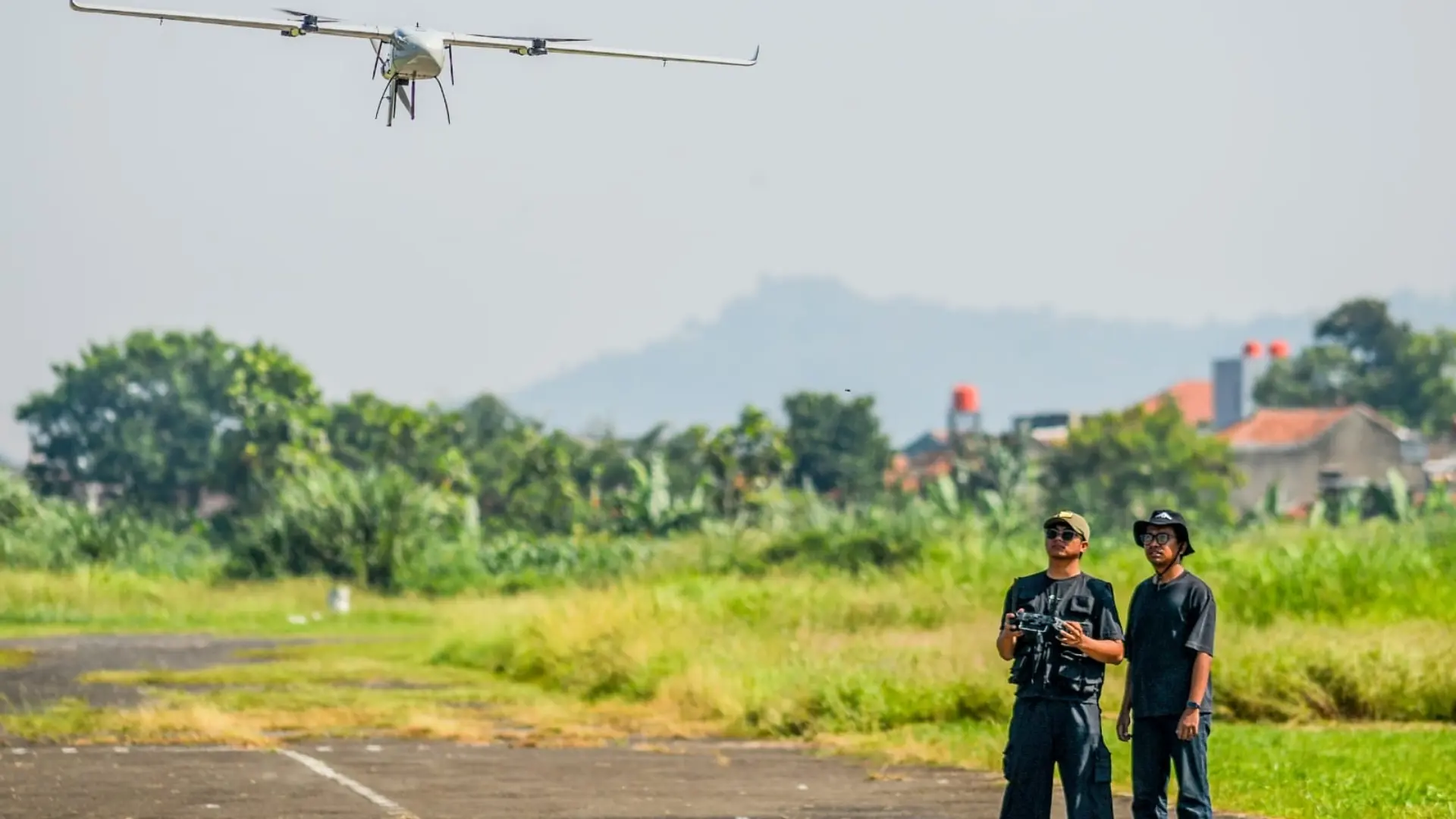 UJI TERBANG: Pilot dan Co Pilot saat melakukan uji coba drone. (ANTARA)