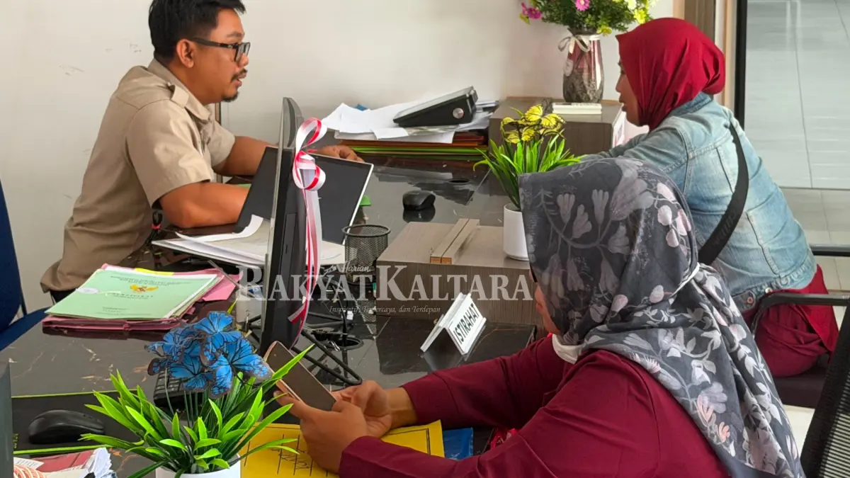PELAYANAN PERTANAHAN: Warga Tarakan saat mengajukak pelayanan pertanahan, Kamis (27/8). (SEPTIAN ASMADI/HRK)