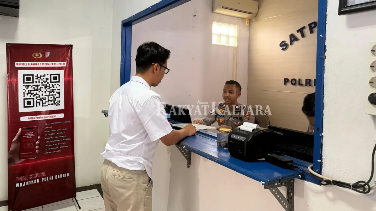 PERMOHONAN SIM: Sebagian warga Tarakan masih mengajukan permohonan SIM langsung ke Mako Polres Tarakan, Kamis (27/8). (SEPTIAN ASMADI/HRK)