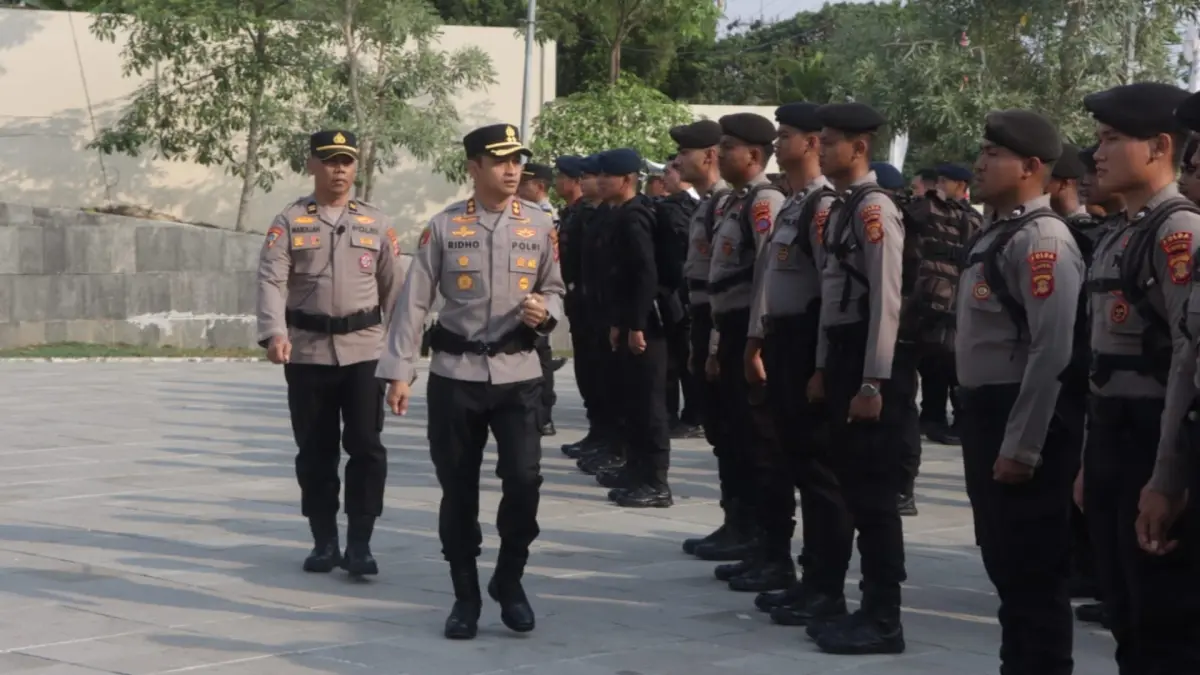 APEL PASUKAN: Kapolres Berau AKBP Ridho Tri Putranto saat memimpin apel yang digelar di Mapolres Berau kemarin. (ARTA KUSUMA YUNANDA/BP)