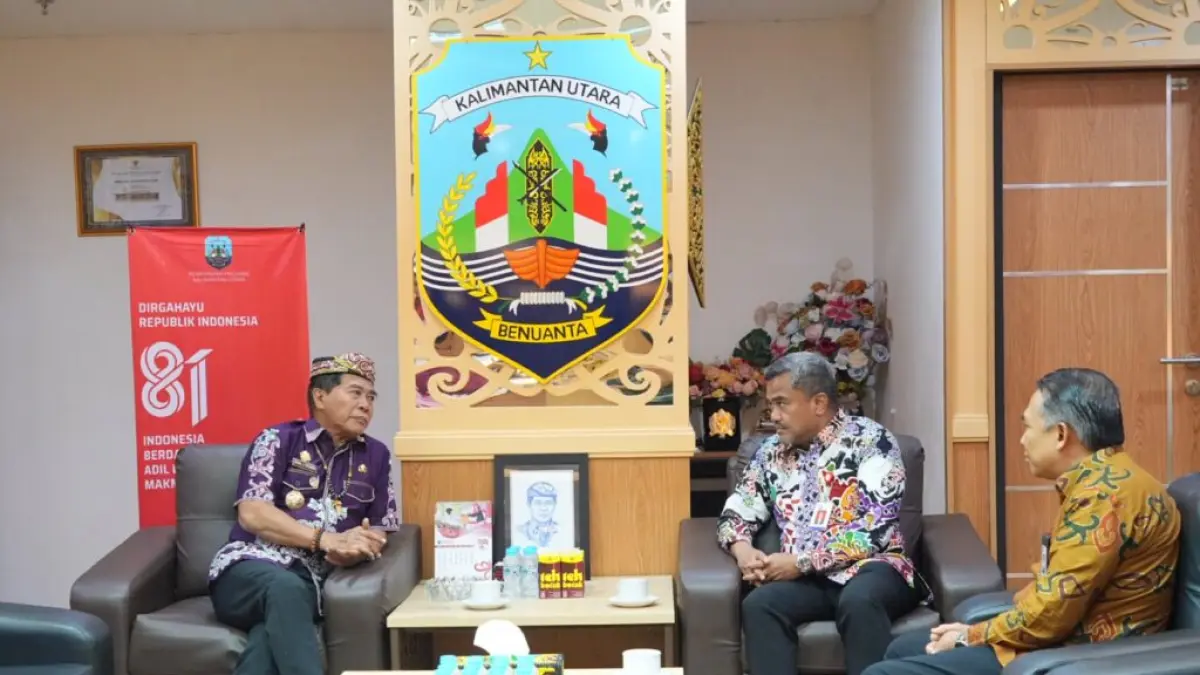 DISKUSI: Kepala OJK Kaltim-Kaltara, Misran Pasaribu (kanan) lakukan audiensi dengan Gubernur Kaltara, Zainal A. Paliwang. (DKSIP KALTARA)