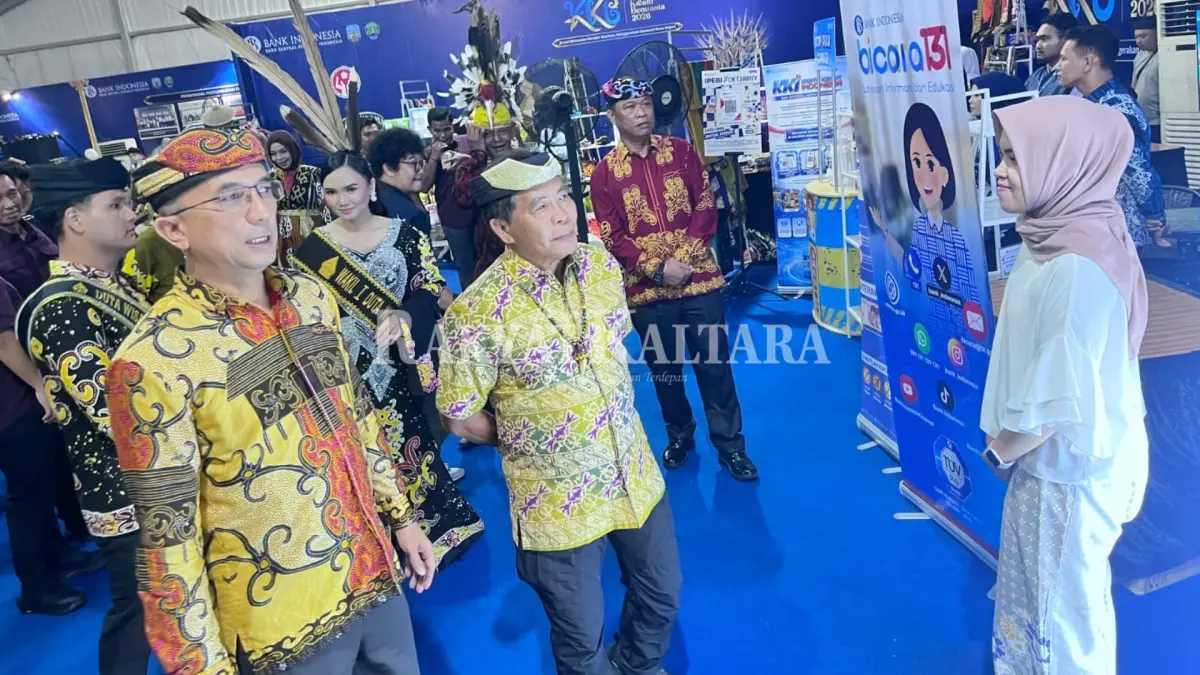 PROMOSI PRODUK: Gubernur Kaltara Zainal Arifin Paliwang saat meninjau stan-stan UMKM gelaran KKB 2026, Kamis (27/8) malam. (FAISAL/HRK)