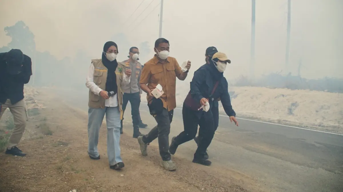 BUTUH DUKUNGAN: Penanganan Karhutla di Poros Kasai-Tanjung Batu terkendala keterbatasan air dan sulitnya menjangkau titik api. (PROKOPIM UNTUK BERAU POST)