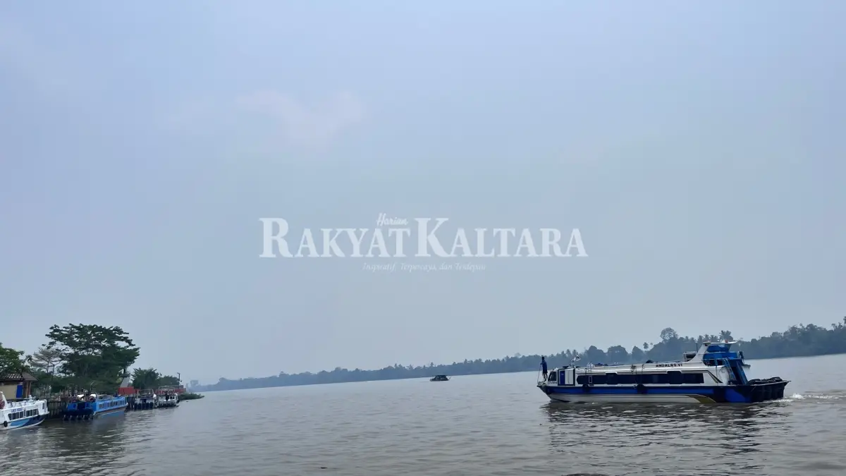 AKTIVITAS PELAYARAN: Jarak pandang masih berada pada kondisi yang memungkinkan bagi operasional transportasi sungai termasuk speedboat. (FAISAL/HRK)