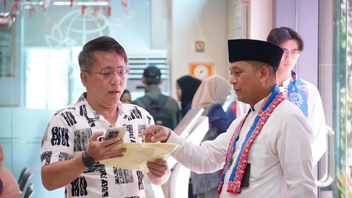APLIKASI SENTUH TANAHKU: Rido Oktavianto memanfaatkan berbagai fitur layanan digital pada aplikasi Sentuh Tanahku saat mengurus administrasi pertanahan di Kantah Kota Administrasi Jakarta Pusat.