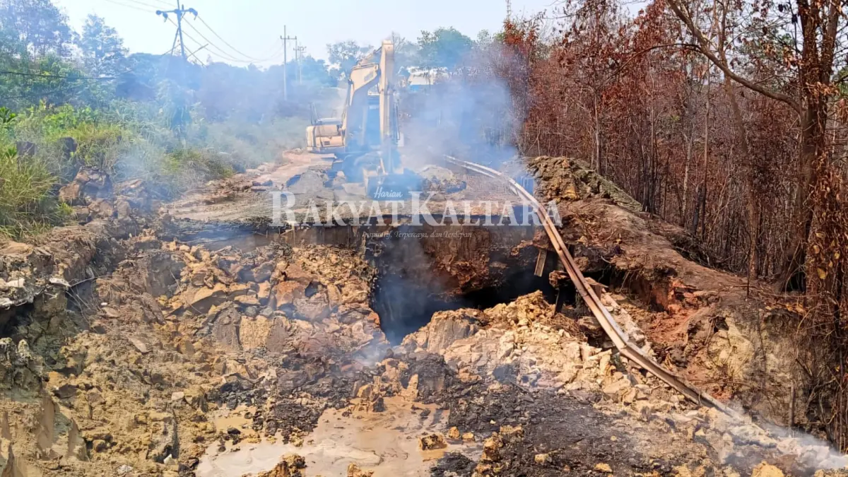 BATU BARA TERBAKAR: Petugas gabungan masih melakukan penggalian tanah pada batu bara yang terbakar, Senin (31/8). (SEPTIAN ASMADI/HRK)