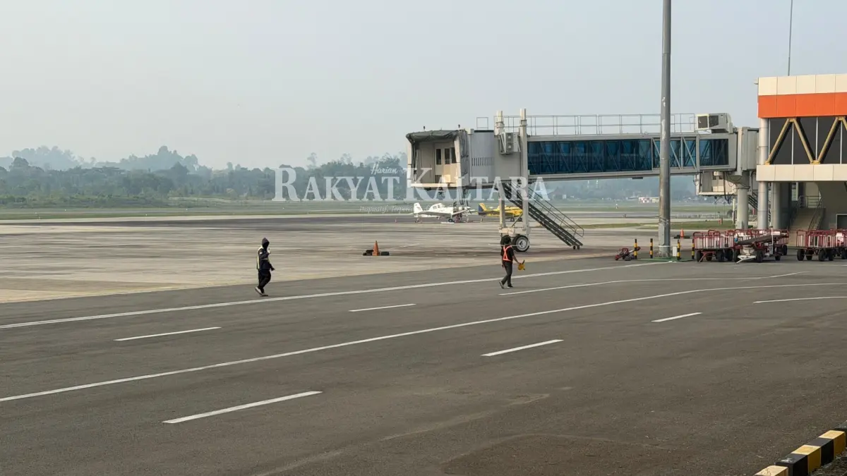 GANGGU PENERBANGAN: Hingga sore hari belum ada pesawat yang mendarat di Bandara Juwata Tarakan akibat kabut asap, Senin (31/8). (SEPTIAN ASMADI/HRK)