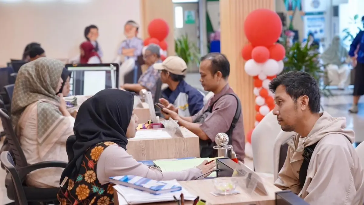 LAYANAN PERINTIS 10 HARI: Pemohon dan staf PPAT memanfaatkan loket khusus layanan Peralihan Hak Terintegrasi (PERINTIS) 10 Hari di Kantah Kota Administrasi Jakarta Selatan yang memberikan kepastian waktu dan proses lebih cepat.