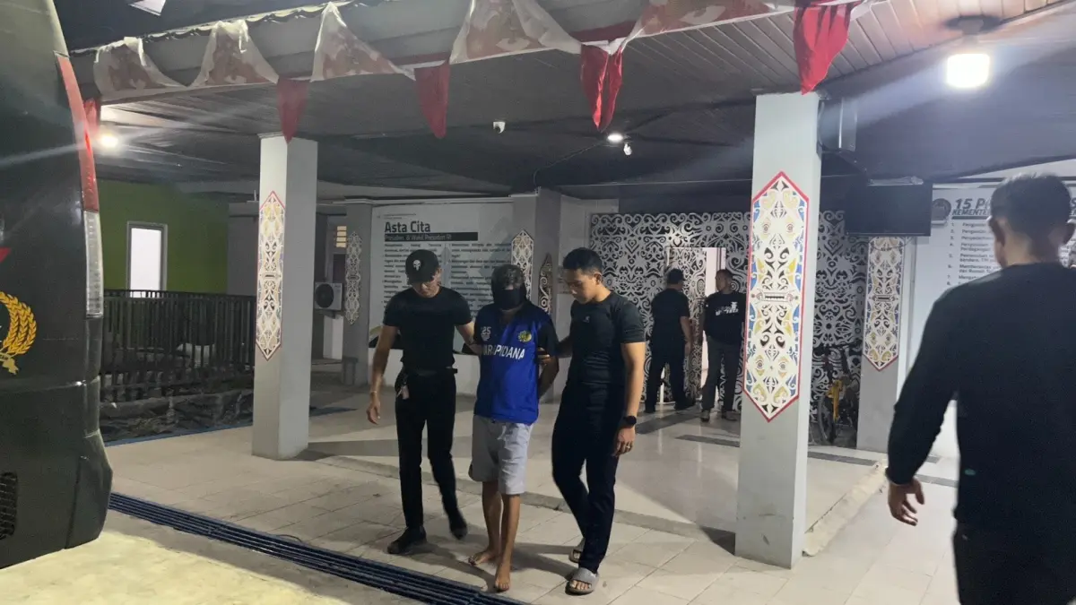 PEMINDAHAN: Para WBP saat dipindahkan oleh personel Rutan Tanjung Redeb. (ARTA KUSUMA YUNANDA/BP)