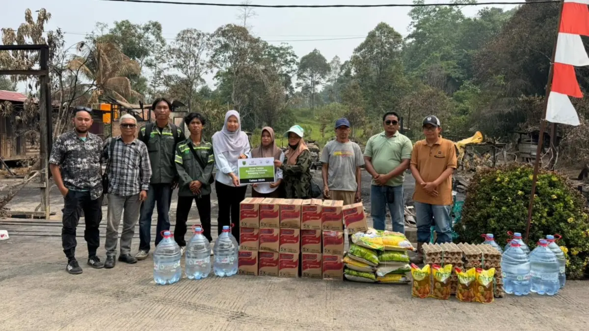 SALURKAN BANTUAN: PT Berau Coal memberikan bantuan berupa sembako kepada warga yang terdampak kebakaran di Jalan Danau Poso RT 003, Kampung Tasuk, Kecamatan Gunung Tabur, Kabupaten Berau. (SENO/BP)