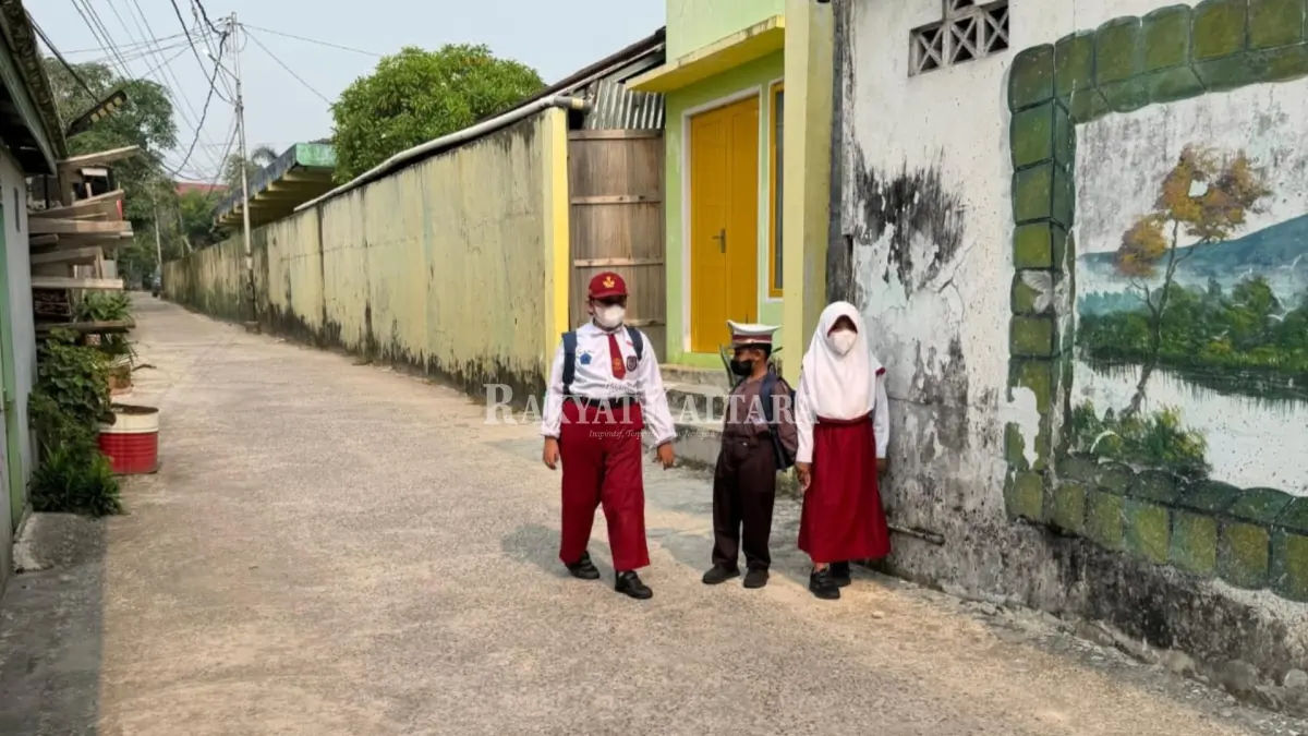 TETAP SEKOLAH: Siswa-siswi SDN menggunakan masker usai pulang dari sekolah, Senin (31/8). (SEPTIAN ASMADI/HRK)