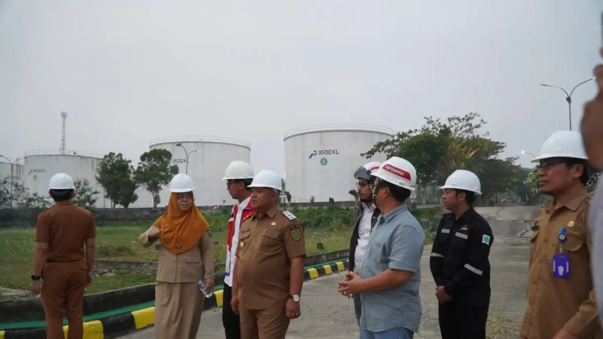 CEK PASOKAN: Wabup Berau Gamalis meninjau Depot Pertamina Jober di Gunung Tabur, memastikan pasokan BBM segera didistribusikan ke SPBU. (PROKOPIM UNTUK BERAU POST)