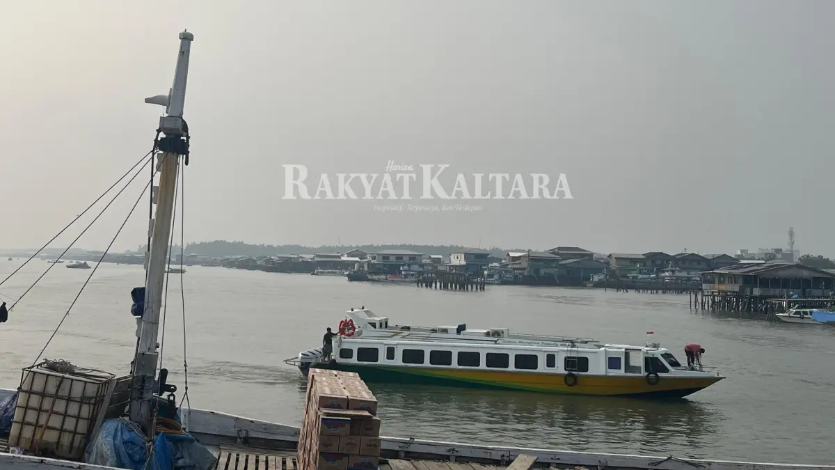 DISELIMUTI KABUT: Pelayanan Pelabuhan Tengkayu I Tarakan tampak normal saat kabit asap, Selasa (1/9). (SEPTIAN ASMADI/HRK)