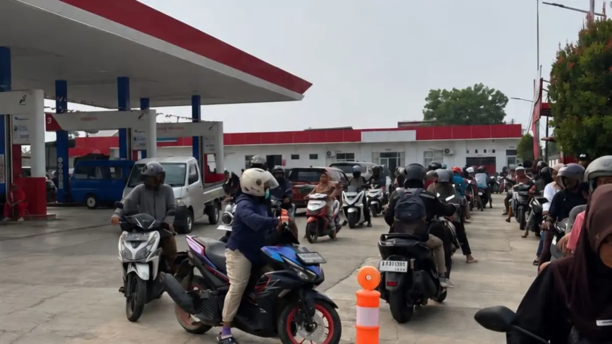 MENGULAR: Sejumlah kendaraan mengantre untuk mendapatkan BBM di salah satu SPBU di Kabupaten Berau. (IZZA/BP)