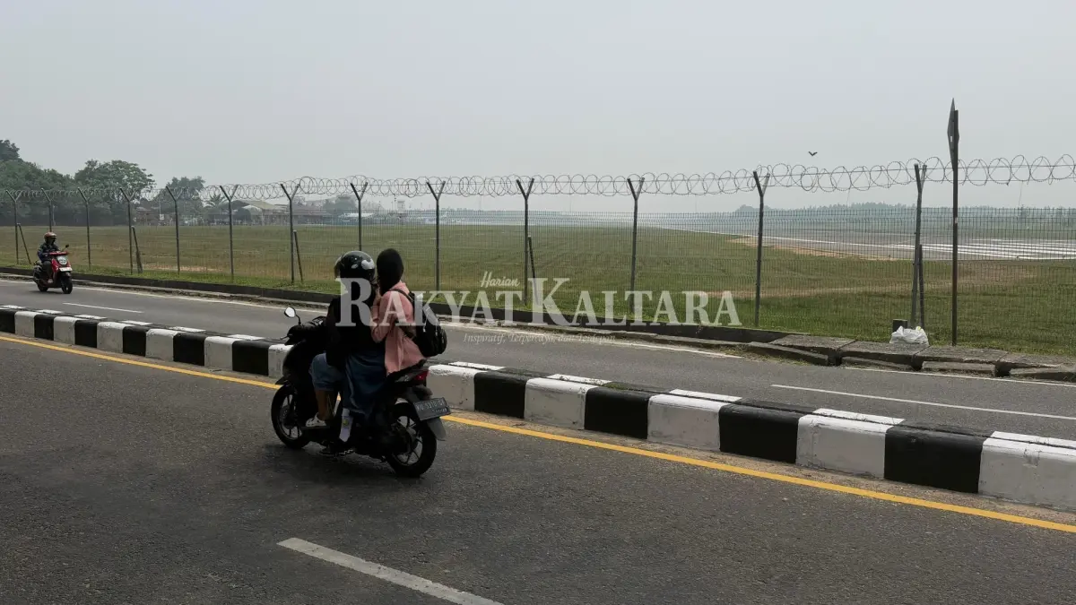 TIDAK SEHAT: Nampak landasan pacu Bandara Juwata Tarakan masih dikelilingi asap di siang hari, Selasa (1/9). (SEPTIAN ASMADI/HRK)