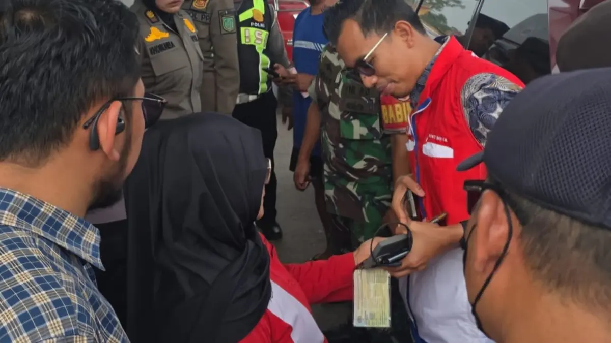 PENGAWASAN PENYALURAN BBM: Satgas Gabungan Pertamina Patra Niaga bersama Forkopimda Kabupaten Berau melakukan pengecekan langsung di SPBU untuk memastikan penyaluran BBM berjalan tertib, tepat sasaran, dan merata.