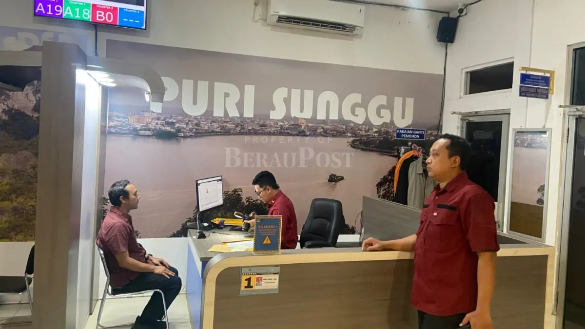 TERUS PERKETAT: Pemeriksaan dan wawancara kepada pemohon paspor jadi langkah tekan terjadinya TPPO di Kabupaten Berau. (ARTA KUSUMA YUNANDA/BP)