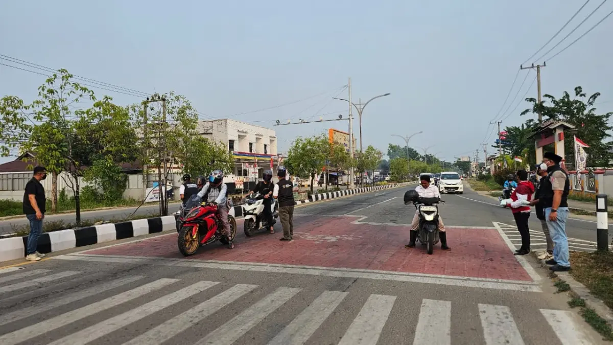 BAKTI SOSIAL: KORMI Bulungan membagikan masker secara gratis kepada pengguna kendaraan roda dua di traffic light Tanjung Selor. (KORMI BULUNGAN)