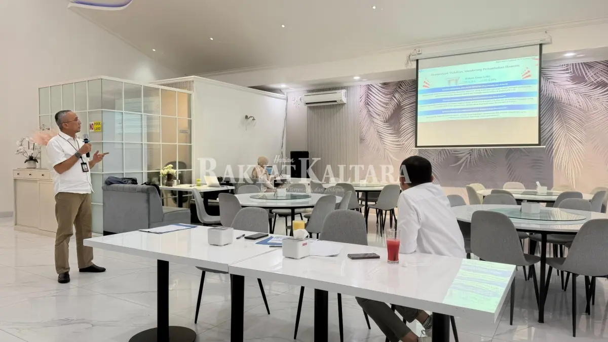 PERKEMBANGAN INFLASI: Kepala KPwBI Kaltara, Agus Taufik menjelaskan inflasi saat ini, Rabu (2/9) malam. (SEPTIAN ASMADI/HRK)