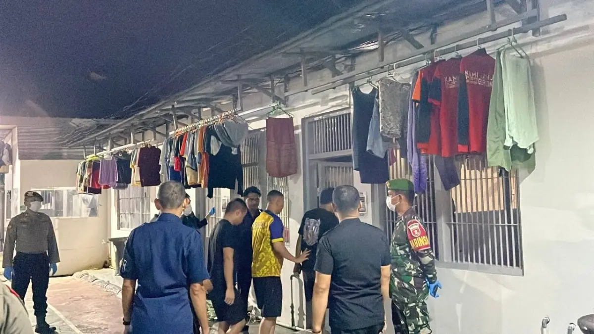 PERKETAT PENGAWASAN: Petugas Rutan bersama dengan tim gabungan saat melakukan razia blok hunian. (ARTA KUSUMA YUNANDA/BP)
