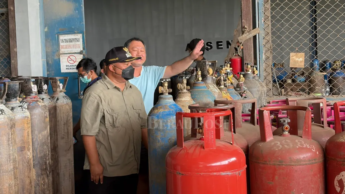TINJAU: Wakil Bupati Berau, Gamalis, meninjau ketersediaan oksigen dan dipastikan masih aman untuk kebutuhan fasilitas kesehatan. (IZZA/BP)