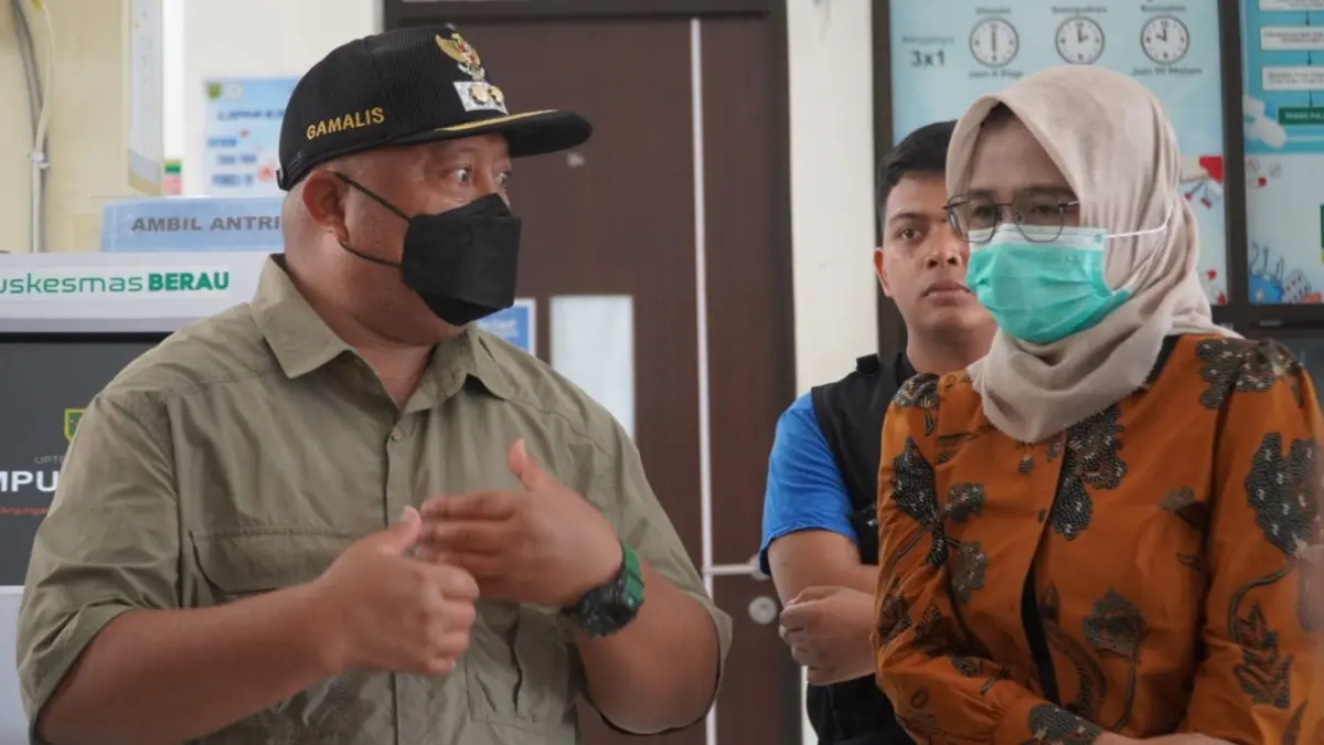 TINJAU PELAYANAN: Wakil Bupati Berau, Gamalis, saat meninjau pelayanan di PKM di tengah meningkatnya kasus ISPA akibat paparan asap karhutla, Kamis (3/9). (MARNI/BP)