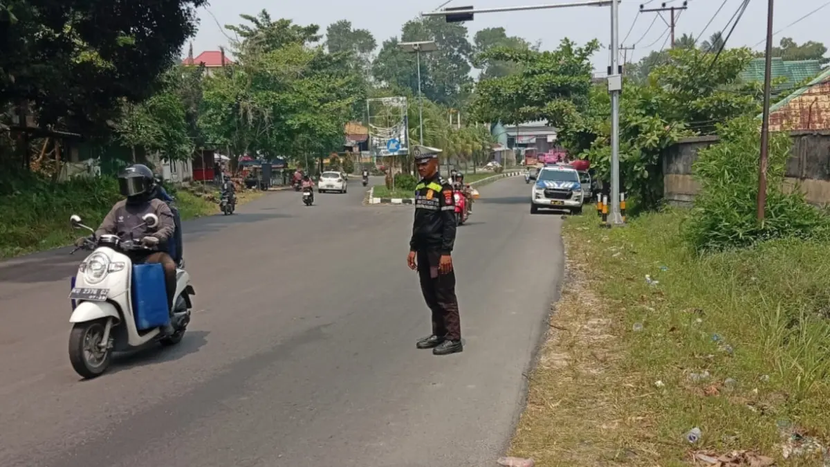 ANTISIPASI KECELAKAAN: Personel Satlantas Polres Tarakan mendatangi TKP tumpahnya solar di Jalan Aki Balak, Jumat (4/9). (POLRES TARAKAN UNTUK HRK)