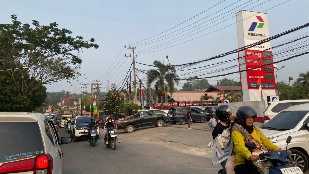 DIKELUHKAN: Masyarakat keluhkan antrean SPBU yang terus mengular. (ARTA KUSUMA YUNANDA/BP)
