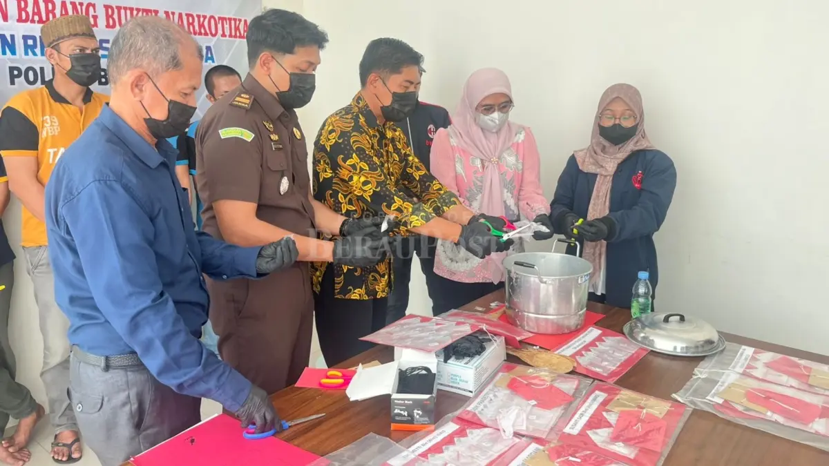 DIMUSNAHKAN: Polisi saat memusnahkan barang bukti sabu seberat 120,6 gram dari 24 pelaku. (ARTA KUSUMA YUNANDA/BP)