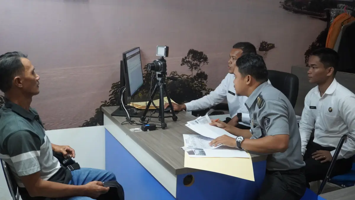 PASPPOR: Proses pembuatan paspor di Imigrasi Tanjung Redeb. (MARNI/BP)