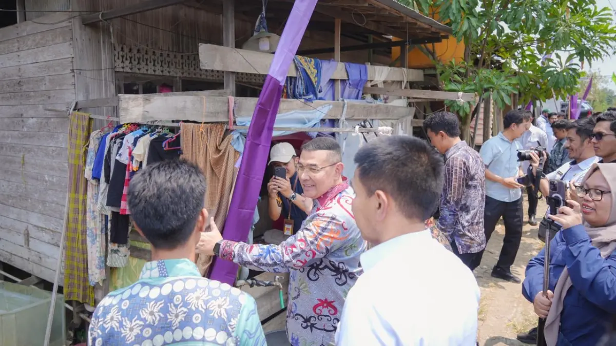 PENYERAHAN SERTIPIKAT TANAH MBR: Wamen ATR/Waka BPN, Ossy Dermawan, bersama Ketua Komisi II DPR RI, M. Rifqinizamy Karsayuda, menyerahkan sertipikat tanah kepada warga penerima manfaat Program MBR di Desa Mekar, Kabupaten Banjar, Kalimantan Selatan.
