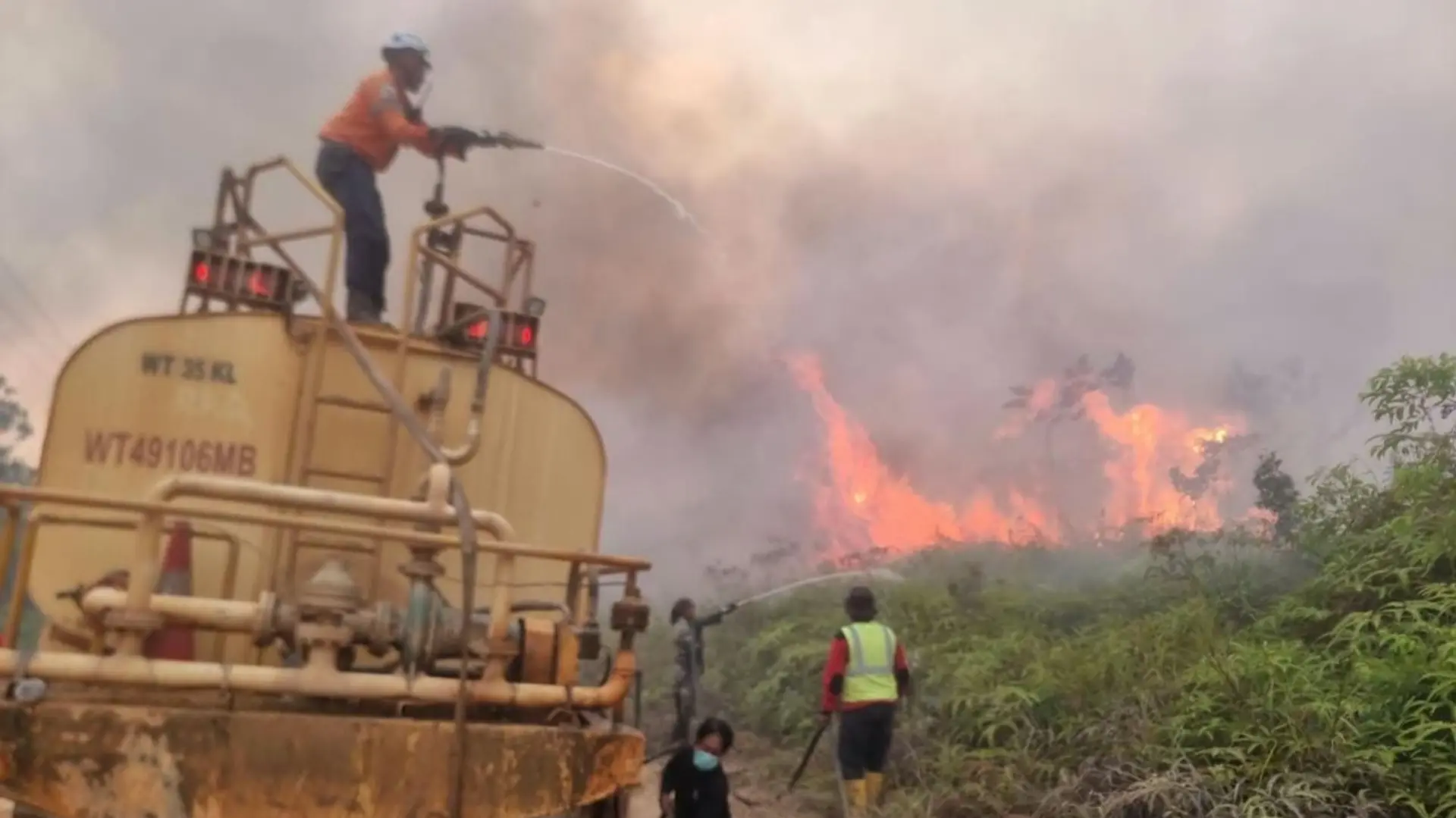 PT Hutan Sanggam Berau bersinergi lintas sektor berjibaku memadamkan titik api di lokasi dengan medan sulit di wilayah Labanan hingga Segah.