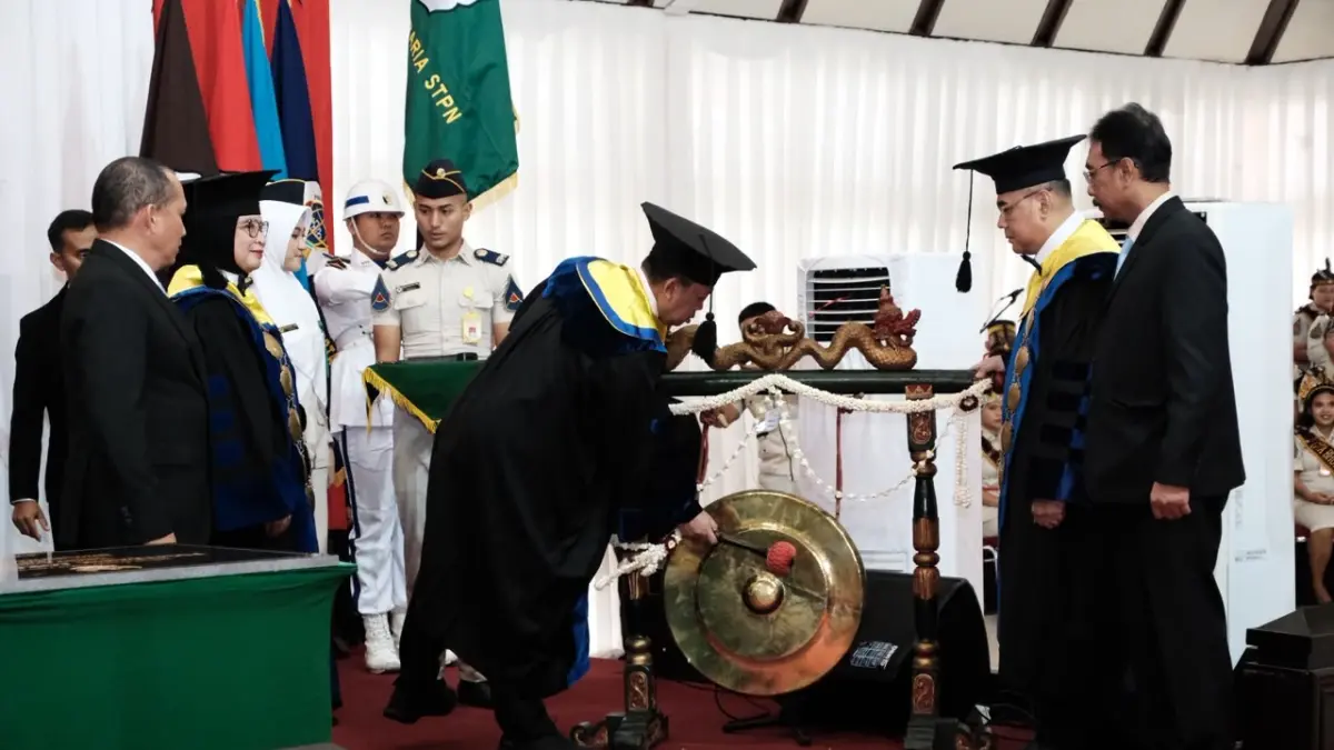 PERESMIAN POLITEKNIK AGRARIA STPN: Menteri ATR/Kepala BPN, Nusron Wahid, memukul gong menandai peresmian transformasi STPN menjadi Politeknik Agraria STPN yang dirangkaikan dengan wisuda 568 taruna di Sleman, Yogyakarta.