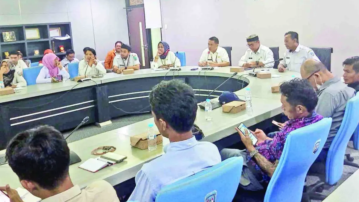 RAPAT BERSAMA : Kepala Dinas ESDM Kaltara, Ferdy Manurun Tanduk Langi pada rapat bersama pelaku usaha galian C di Gedung Gadis 2 Jumat (4/9).