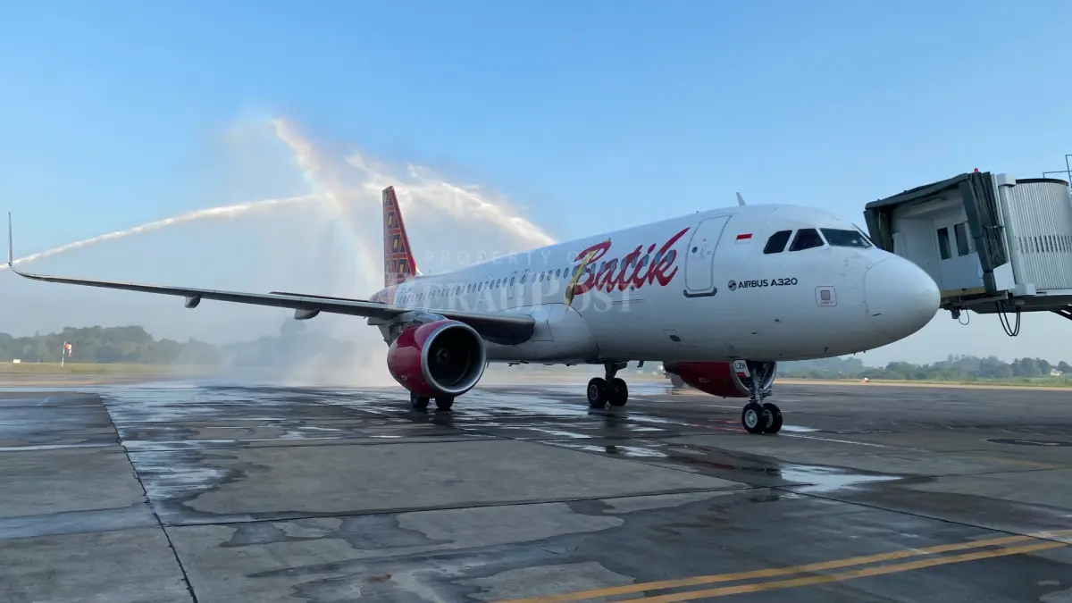 TERDAMPAK: Penerbangan Batik Air rute Jakarta-Berau dan Berau-Jakarta pada Minggu (6/9) dibatalkan imbas tutupnya pelayanan Bandara Internasional Soekarno Hatta karena abu vulkanik Gunung Anak Krakatau. (SENO/BP)