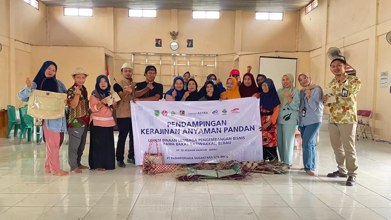 ABADIKAN MOMEN: Manejemen PAMA BRCG dan juga para penganyam berfoto bersama usai melakukan latihan. (PAMA BRCG UNTUK BERAU POST)