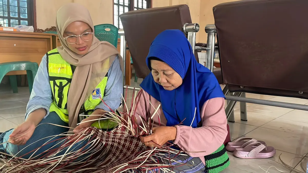 BERLATIH: Perwakilan manajemen PAMA BRGC, Adzkia Yeza, mengikut pelatihan menganyam di Kampung Bebanir Bangun, Sambaliung. (PAMA BRCG UNTUK BERAU POST)