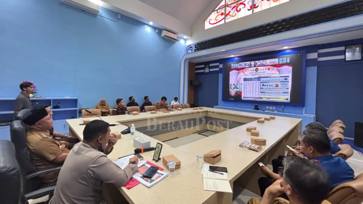 RAKOR: Wakil Bupati Berau, Gamalis, mengikuti rakor penanganan karhutla secara daring, Senin (7/9). (IZZA/BP)