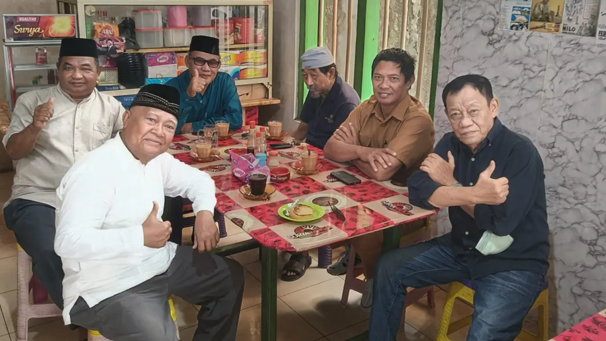 REUNI: Para mantan ASN Pemkab Berau bertemu di Warung Kopi Pojok kemarin. (Dok pribadi)