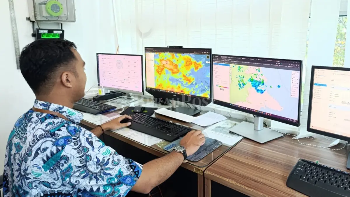 PEMANTAUAN: Personel BMKG Berau saat memantau citra satelit, melihat perkembangan kondisi cuaca di Berau. (ARTA KUSUMA YUNANDA/BP)