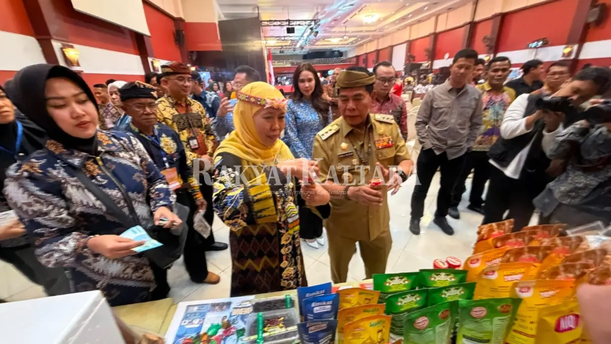 PERKENALKAN UMKM: Gubernur Jawa Timur Khofifah Indar Parawansa membeli produk UMKM asal Kaltara, Selasa (8/9). (SEPTIAN ASMADI/HRK)