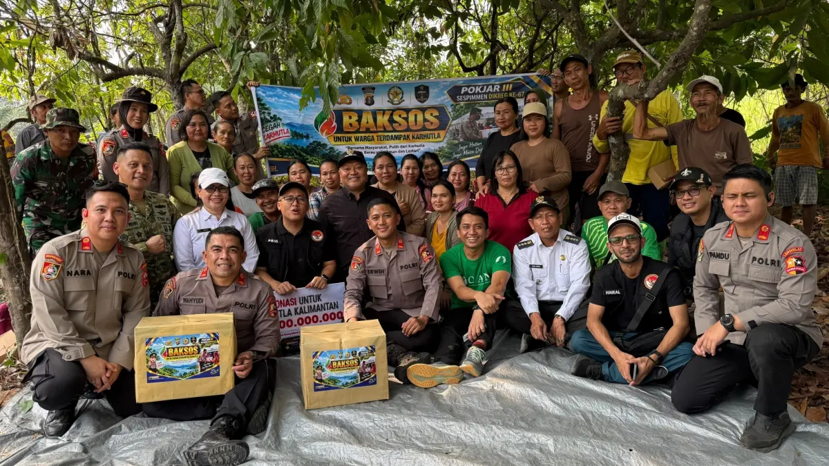 PENYALURAN BANTUAN KARHUTLA KAMPUNG MERASA: Personel Pokjar 3 Sespimmen Polri Angkatan 67 bersama Wakil Bupati Berau, Gamalis, menyalurkan bantuan sembako, alat pertanian, dan dana pemulihan ekonomi bagi petani kakao serta konservasi lingkungan di Kampung Merasa, Kelay.