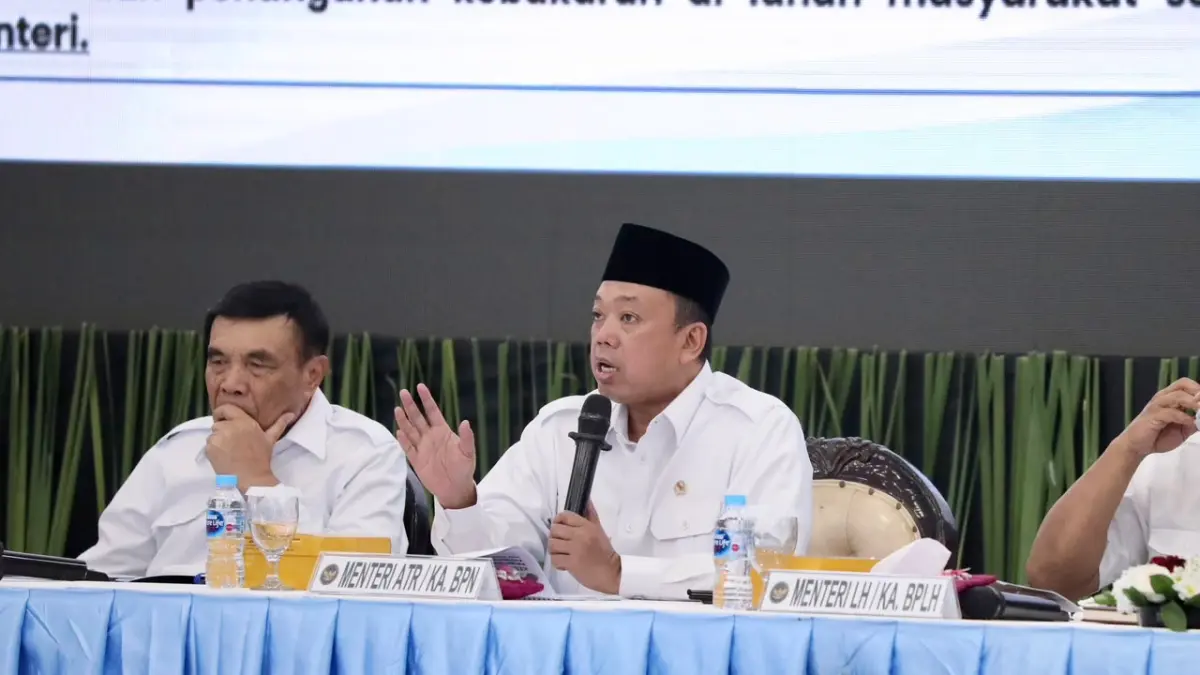 RAKOR PENANGGULANGAN KARHUTLA: Menteri ATR/Kepala BPN, Nusron Wahid, memberikan arahan tegas mengenai sanksi pembatalan izin Hak Guna Usaha (HGU) bagi perusahaan yang terbukti membakar lahan, dalam rakor bersama pemegang HGU di Jakarta Pusat.