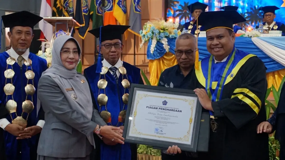 HADIRI KELULUSAN: Bupati Berau Sri Juniarsih menghadiri kegiatan Wisuda ke-6 UMB hari kedua untuk Program Sarjana (S1) dan Pascasarjana (S2) di SM Tower, Kamis (10/9). (ARTA KUSUMA YUNANDA/BP)