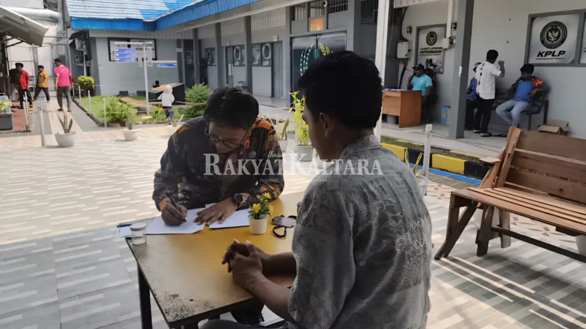 PEMERIKSAAN MEDIS: Petugas BNNP Kaltara melakukan pemeriksaan medis ke warga binaan Lapas Kelas II A Tarakan, Kamis (10/9). (SEPTIAN ASMADI/HRK)