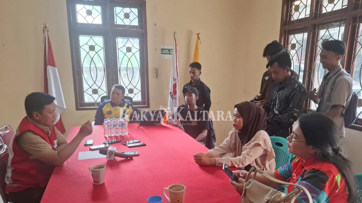 SALURKAN BANTUAN: Ketua PMI Kaltara Risdianto (kiri) memberikan keterangan kepada sejumlah awak media, Jumat (11/9). (IPUNK/HRK)